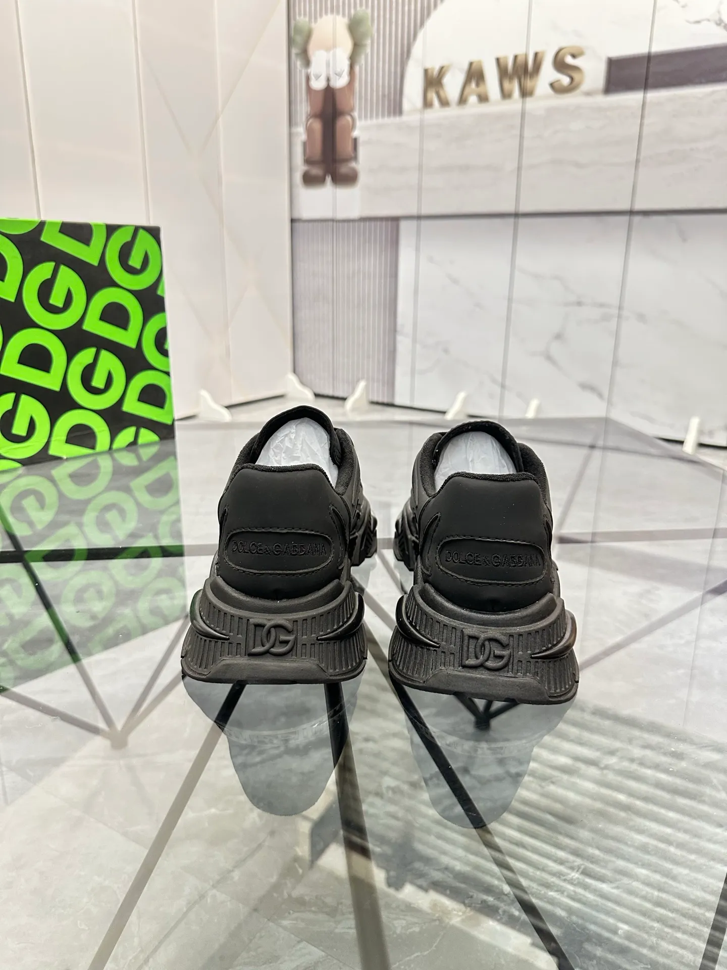Men's shoes: 💰P560¥ Product trademark: DG "Dolce & Gabbana" low-top casual shoes Regular size: 35-44 (can be customized to 45.46) Couple style Product materials: Upper imported cowhide stitching original material, breathable lining, original outsole. Number: 803